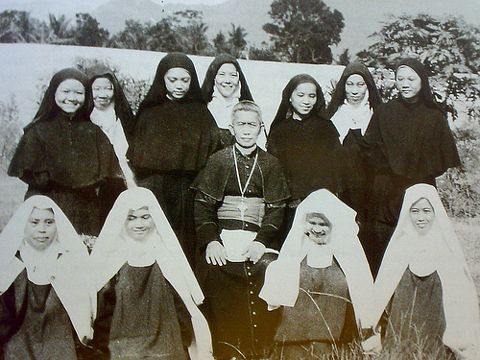 Uprostred Mons. Alfredo Obviar a naľavo od neho sr. Teresita 